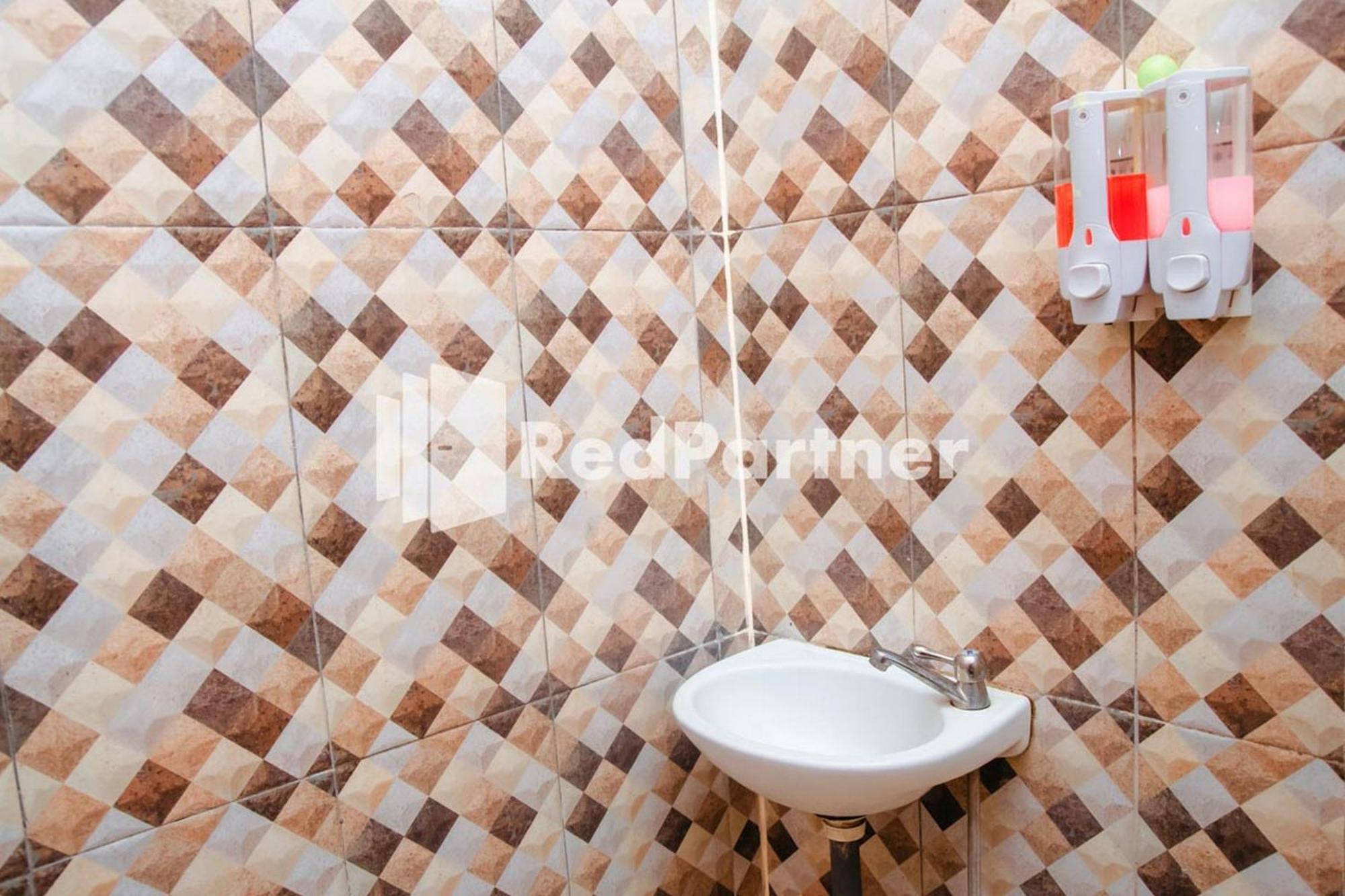 Flamboyan Asri Syariah Mitra Reddoorz Near Kampung Inggris Pare Hotel Room photo